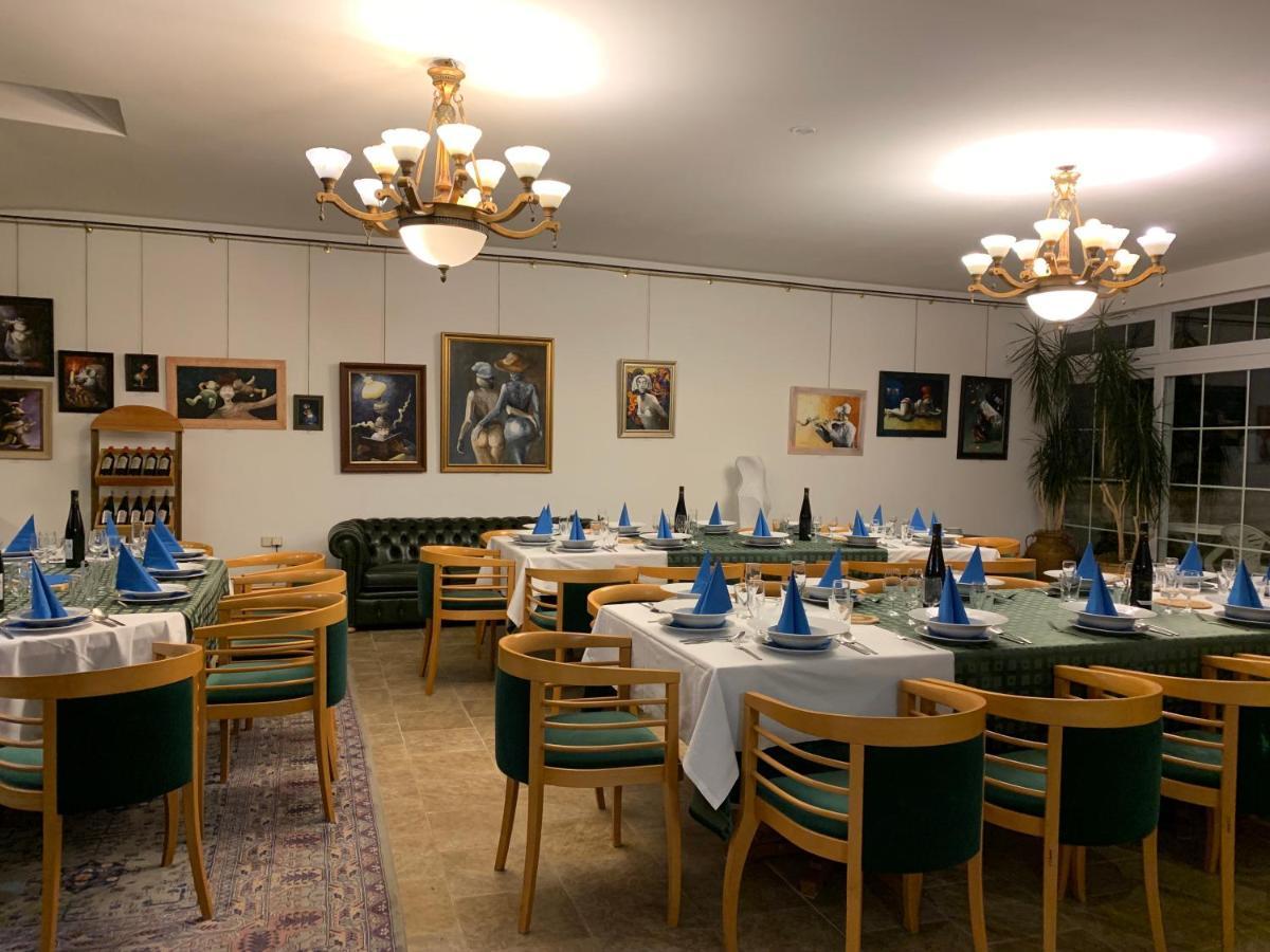 Antik Hotel Sofia Litomysl Bagian luar foto