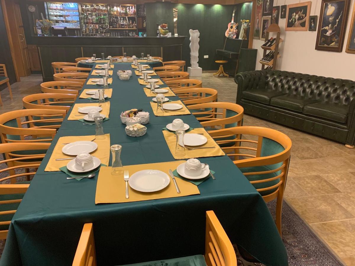 Antik Hotel Sofia Litomysl Bagian luar foto