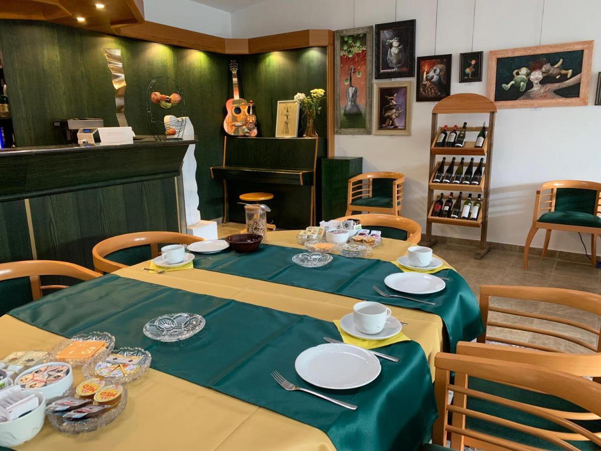 Antik Hotel Sofia Litomysl Bagian luar foto