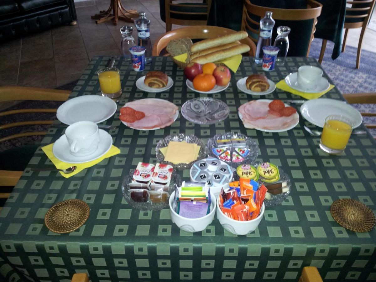 Antik Hotel Sofia Litomysl Bagian luar foto